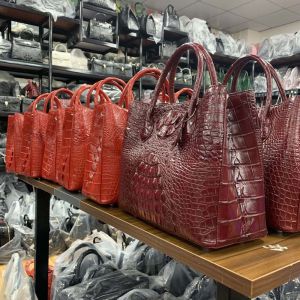 China 32x28x15cm Artificial Leather Fabric , Microfiber Crocodile Leather Bag wholesale