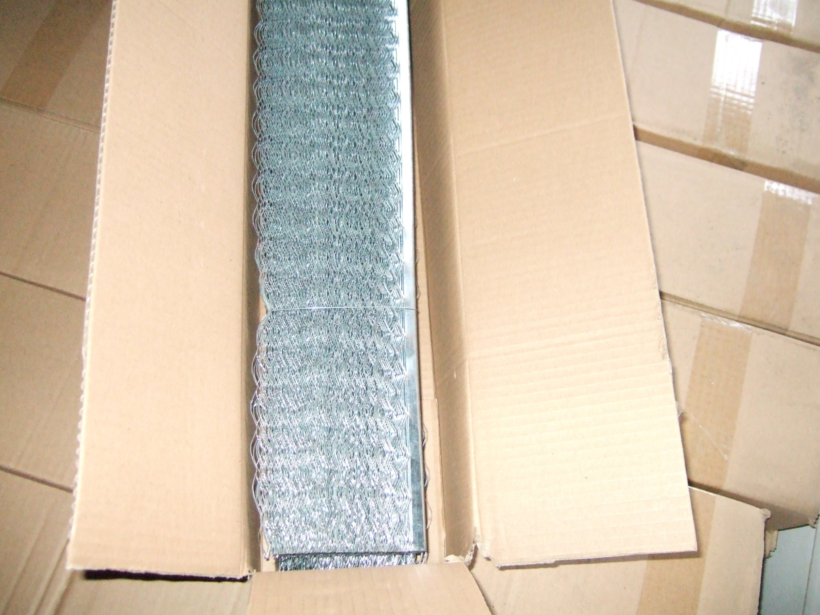 3cm Wings Metal Angle Bead Hot Dip Galvanized Drywall Protection 2.7m 50-80 Pcs / Box