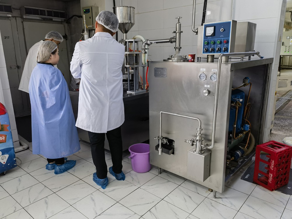 600L/H Ice Cream Freezer with ≤-4 -5C Output Temperature and Mirror Polished Finish