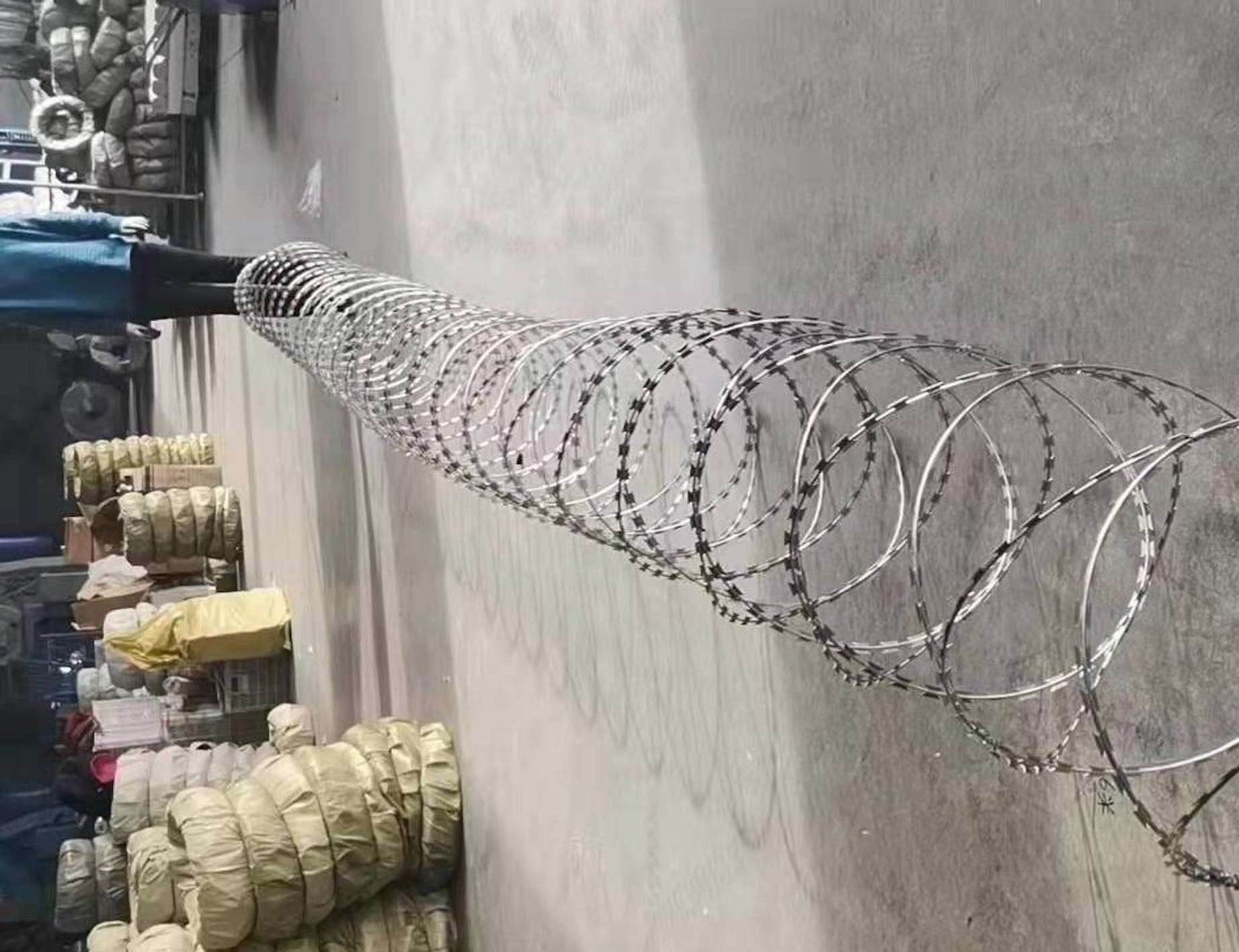 Convenient Construction Stainless Steel Razor Wire Snake Belly Spiral Barbed Wire Fence