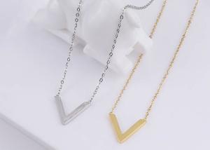 China V Letter words necklace female luxury chain fashion 18K gold logo popular accessories titanium steel necklace female wholesale