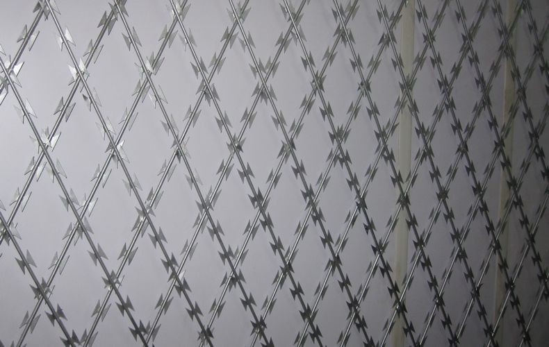 Coil Barbed Welded Razor Wire Mesh BTO 22 10mm Length For Highway