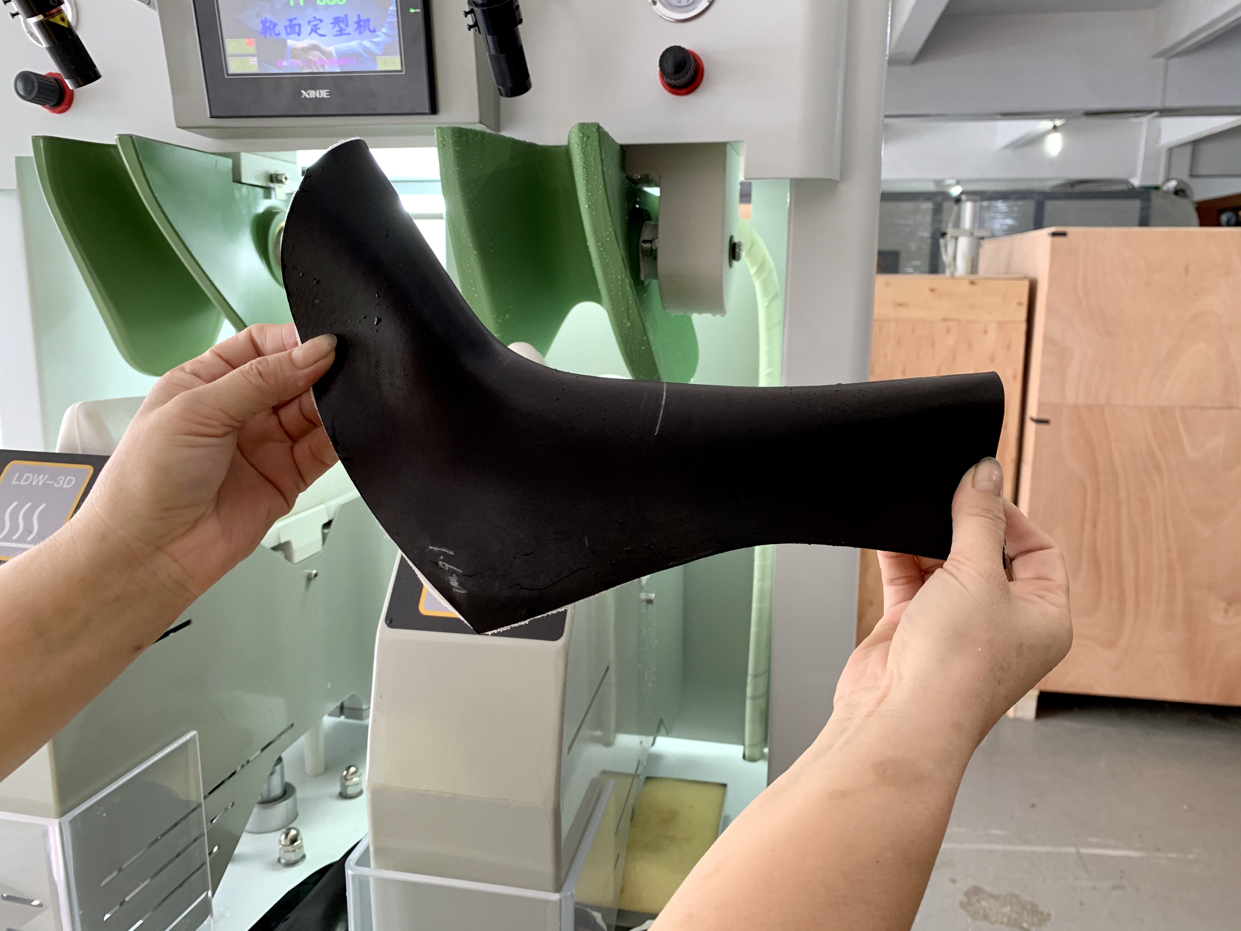 Newly Developed Perfectly Shaped Warped and Ironed Steam Heating Vamp/Uppers/Riding Boots Shaping Machine 970*890*1750mm