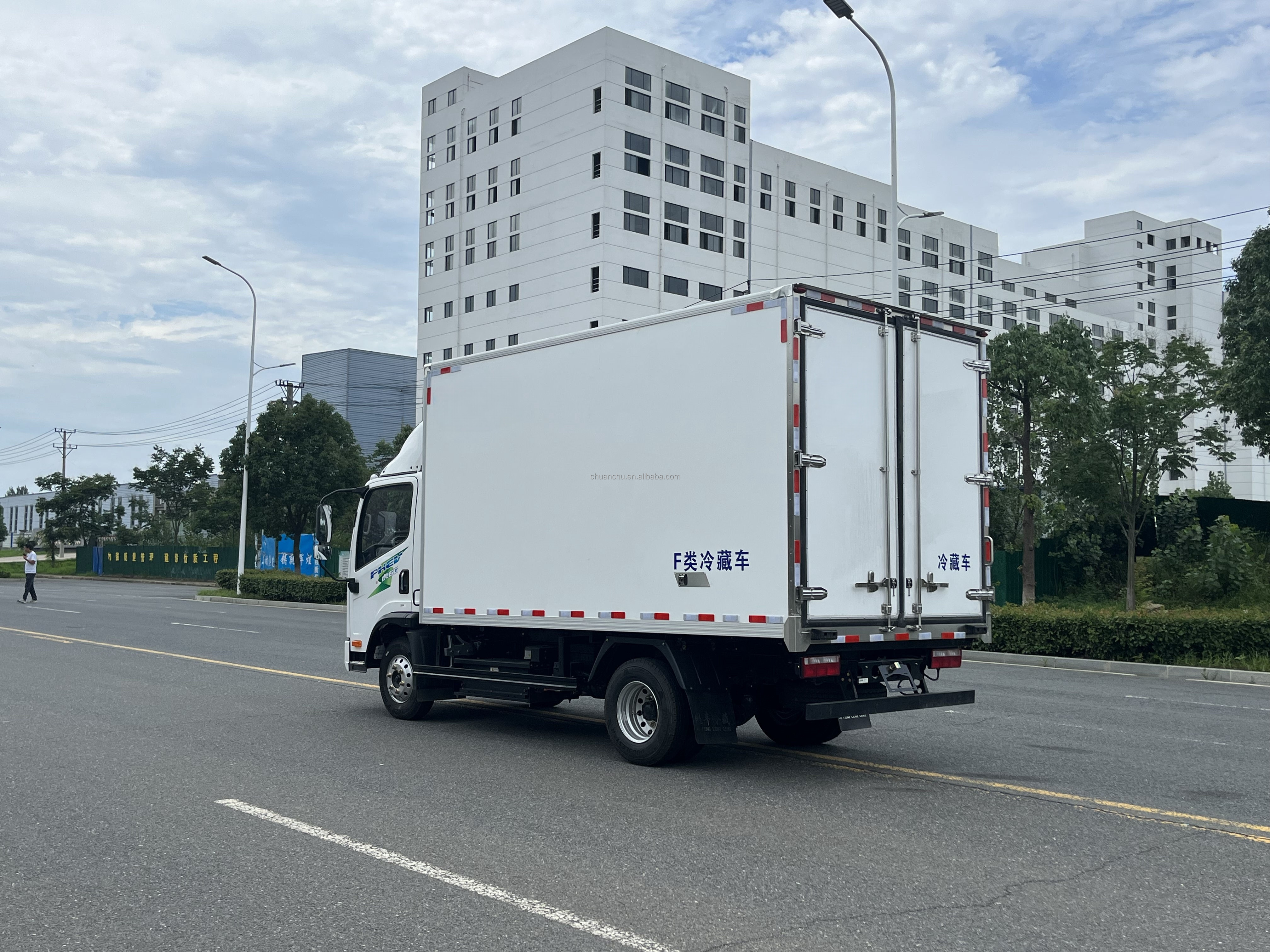 4x2 10T Medium Refrigerator Truck Faw to Russia Transport Vegetable Freezer Small Refrigerator Van Truck Engine Capacity 4L