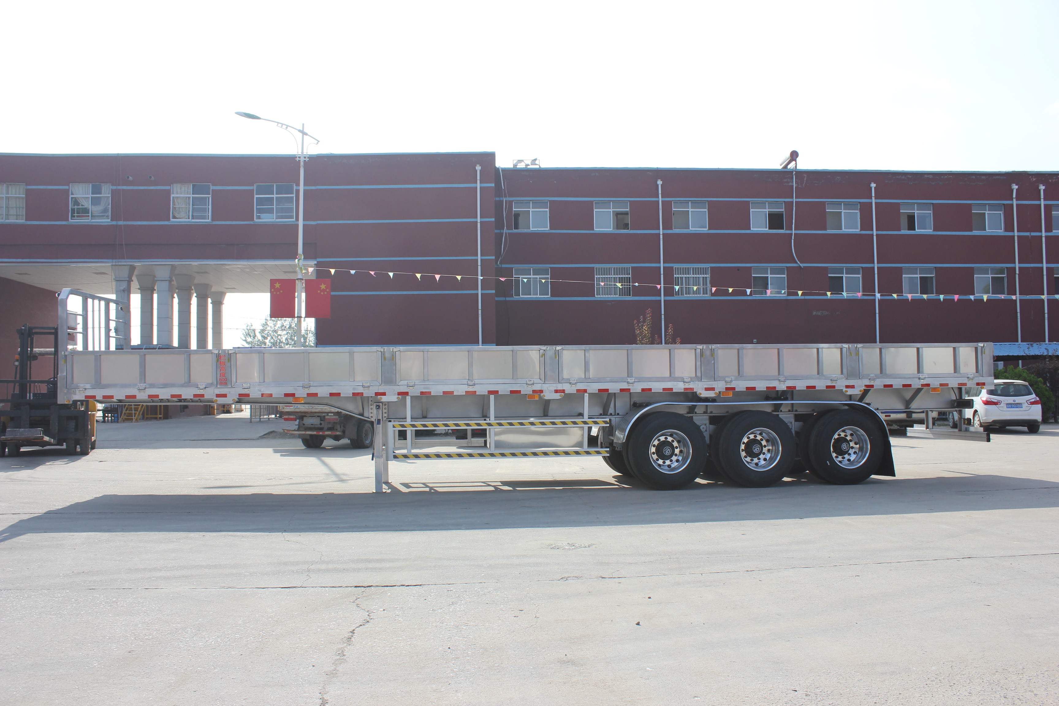 3 * 13ton Capacity Side Wall Flatbed Truck Semi Trailer 40T 3 Axles Cargo Transporting