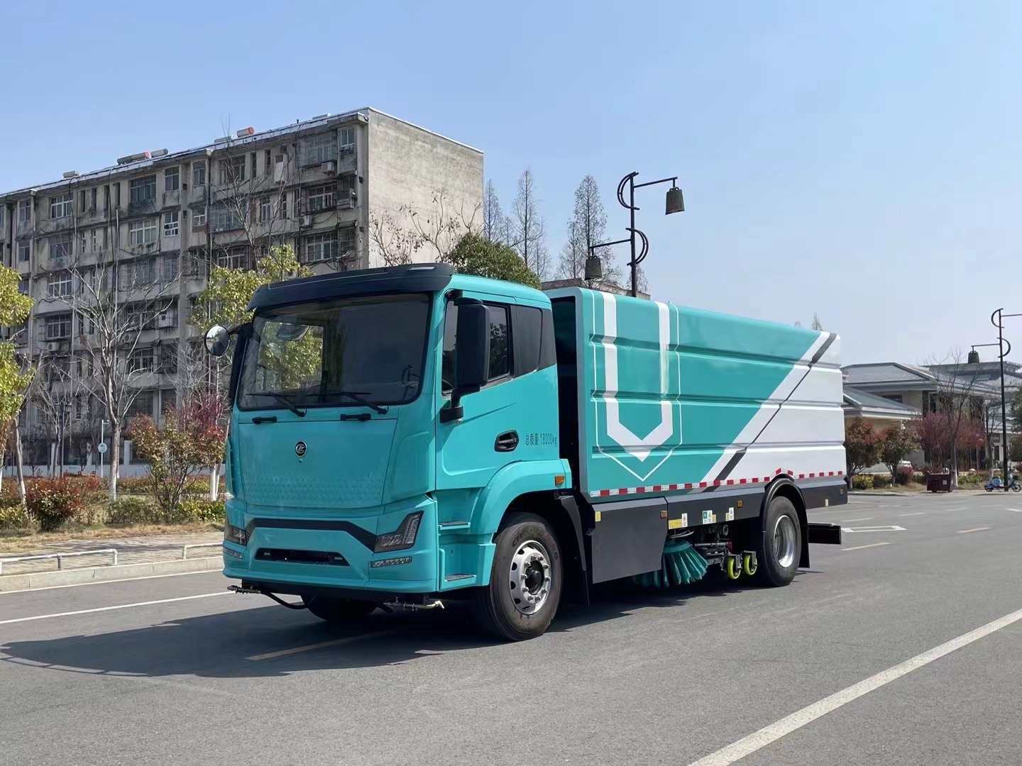 8T10T12T Vacuum Road Sweeper With Water tank Suitable for Urban Street and Airport Runway Cleaning Trucks