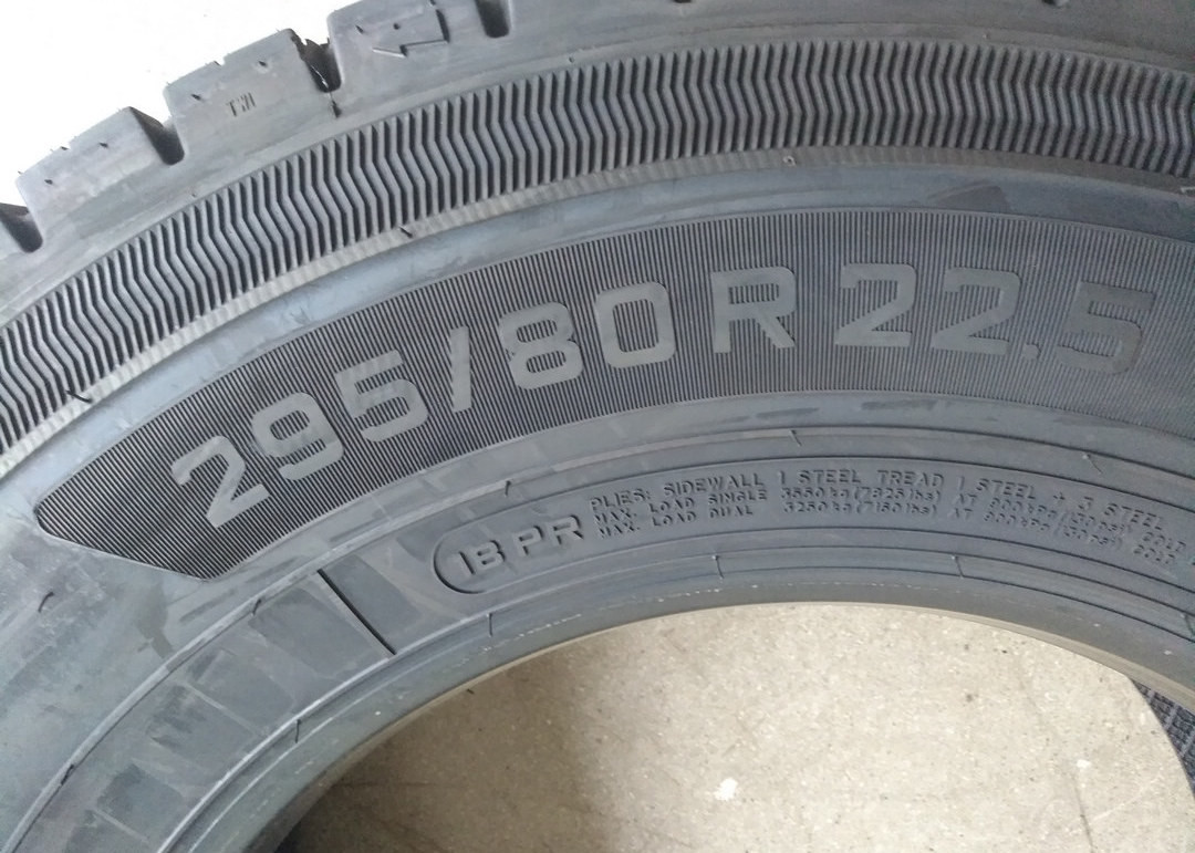Block Pattern Highway Truck Tires Natural Rubber Materials 295/80R22.5
