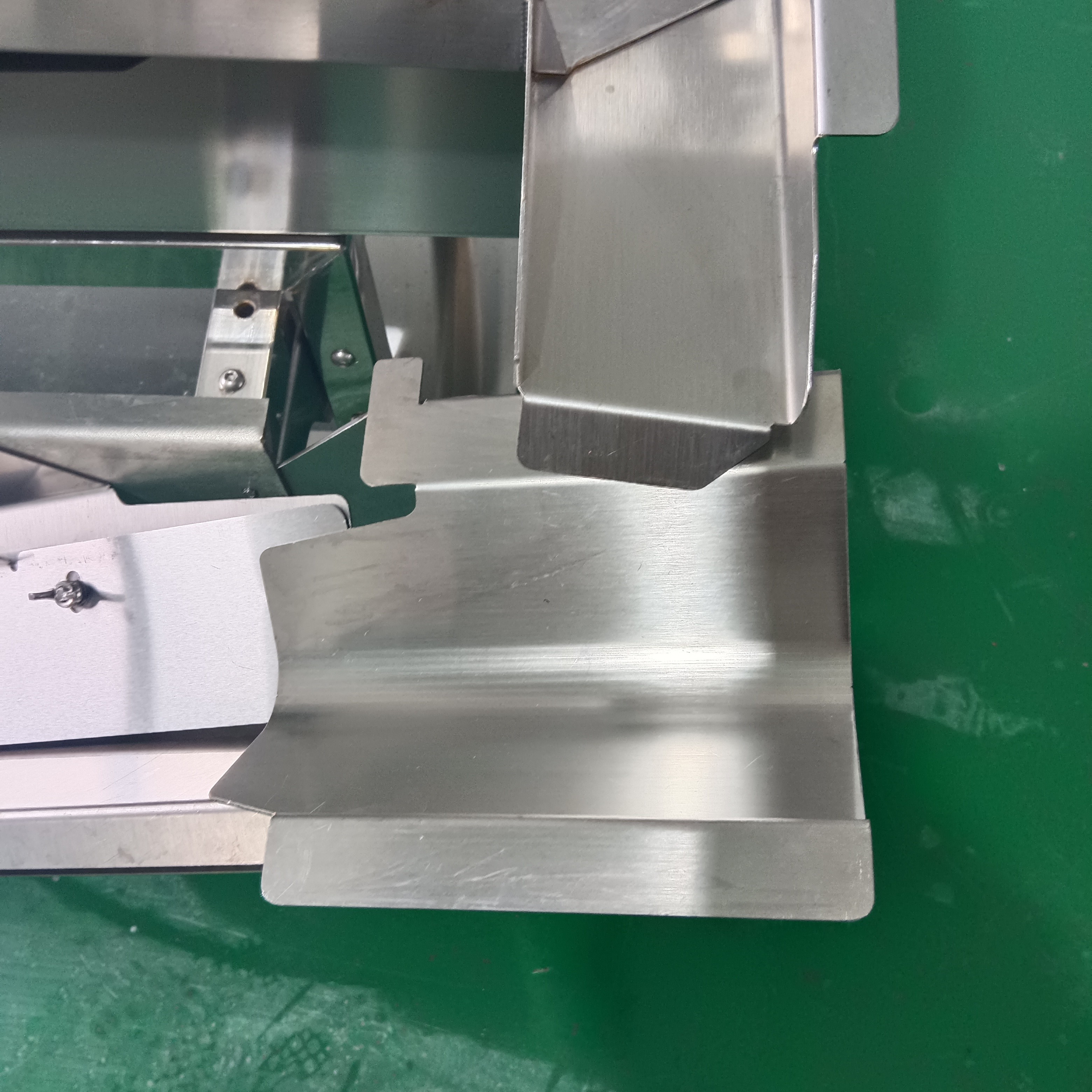 Easy To Operate Time-Saving And Labor-Saving Stainless Steel Single Row Egg Knocking Machine