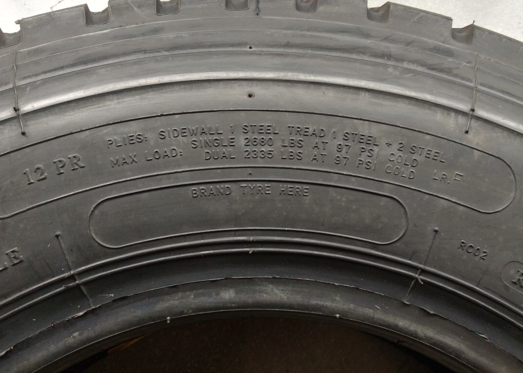 Black Color Truck Bus Radial Tyres Triple Zigzag Grooves Anti Sideslip