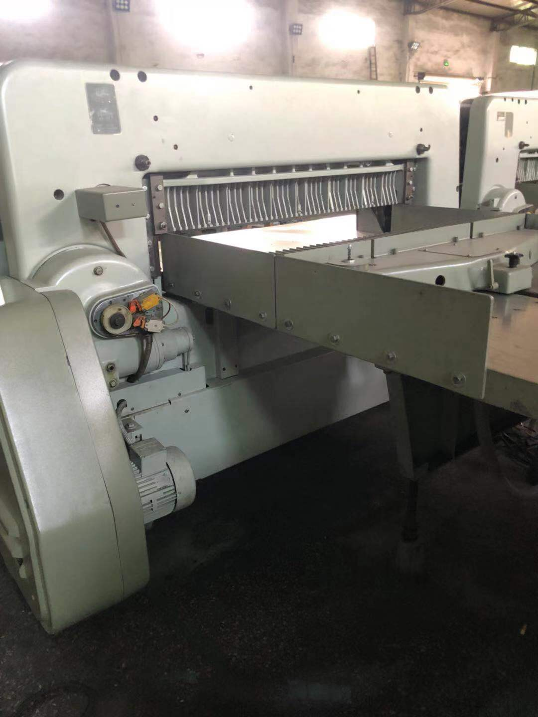 Used Polar Guillotine Electric Paper Cutter Machine 4000 KG for Fast and Easy Cutting