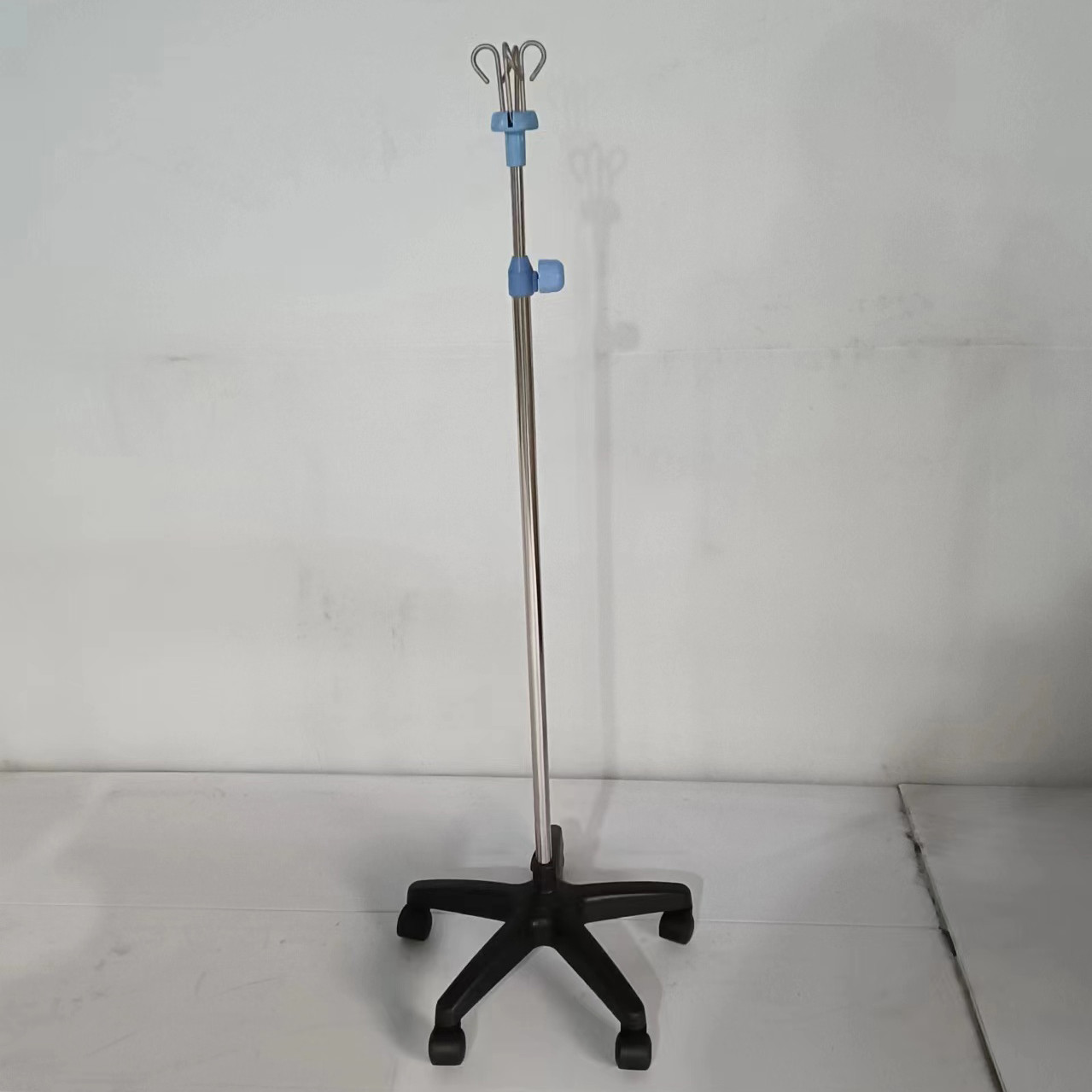 Adjustable Height Stainless Steel IV Stand Infusion Pole Plastic Base With 5 Castors
