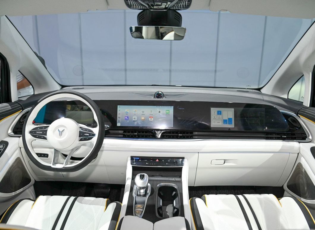High Speed 2024 Voyah Dreamer Hybrid 5-Doors 7 Seats Luxury EV MPV Electric Car