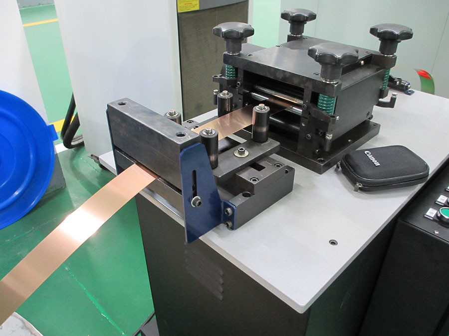 Automatic 16m/min Sheet Metal Straightener With Gear Motor For 245N Yield Strength