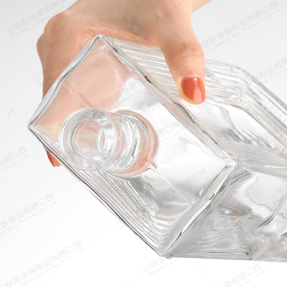 Glass Collar 250ml 500ml 750ml Flat Whisky Bottle with Screw Cap and Customized Color