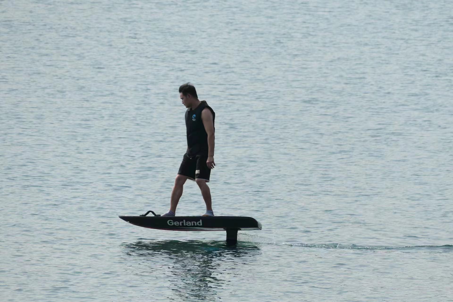 Electric Surfboard with Battery Life of 800 Charge-Discharge Cycles and 72V Voltage