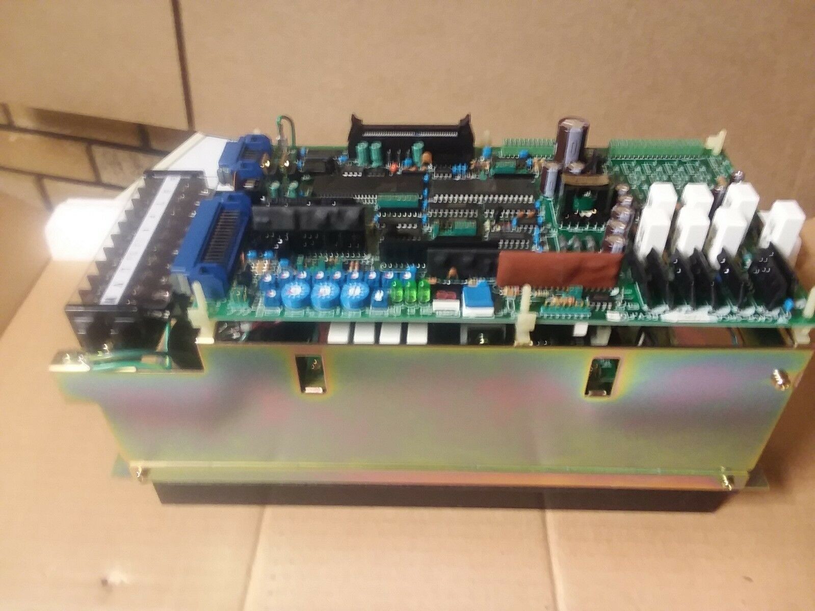 YASKAWA CACR-SR10SB1AF AC SERVO DRIVE SERVOPACK SERVO CONTROLLER ANALOG 1 KW 200 V