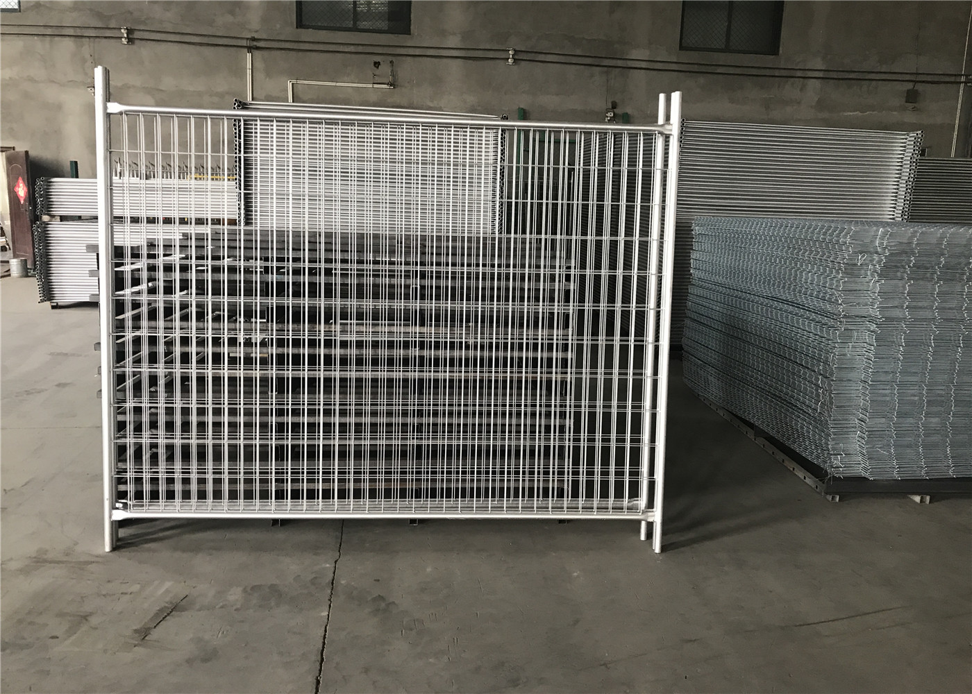 14 microns /100gsm pre-gal 3.00mm wire spacing 60mm x 150mm Outer 32mm*1.4mm 2100mm*2400mm light duty temp fence panels