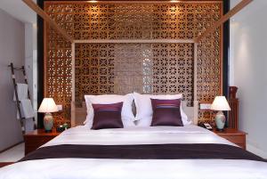 China Customized Modern Hotel Bedroom Furniture / Bedroom Suites Solid Wood Material wholesale
