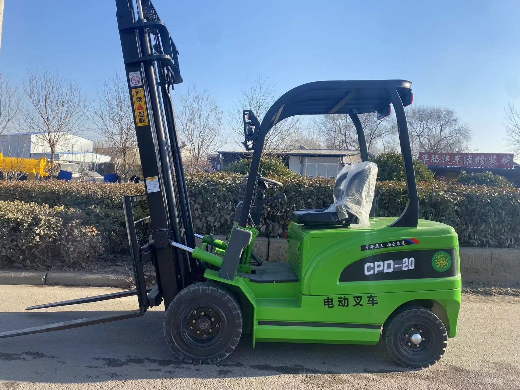 Small Electric Forklift with Solid Tires AC Controller Lifting Height Reach of 3-6 Meters