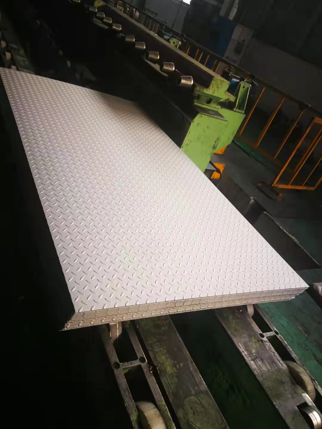 Galvanized Stainless Steel Checkered Sheet ASTM A36 Q235b Steel SS400 5mm Anti Slip