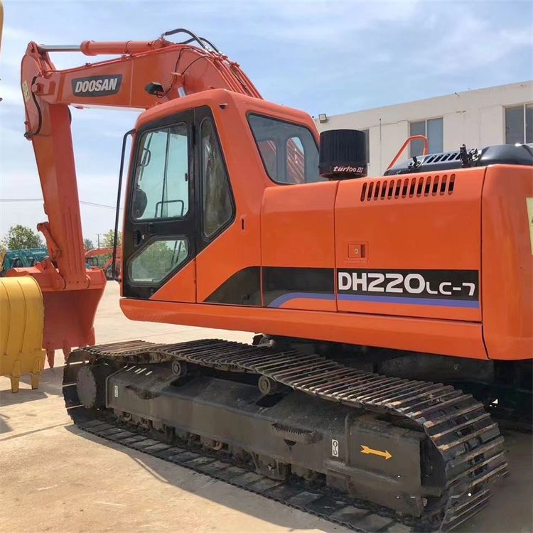 Doosan DH220-7 Backhoe Excavator Used by Skilled Drivers for Engineering Projects