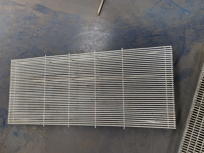 Strong And Safe Pig Mesh Flooring , Tri Bar Hog Slat Flooring Longer Lifespan