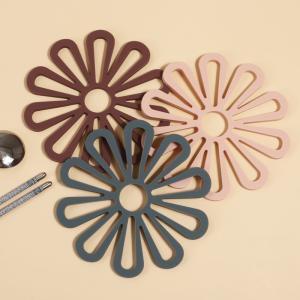 China Flower Silicone Pot Holders Heat Resistant Kitchen Counter Dish Pad wholesale