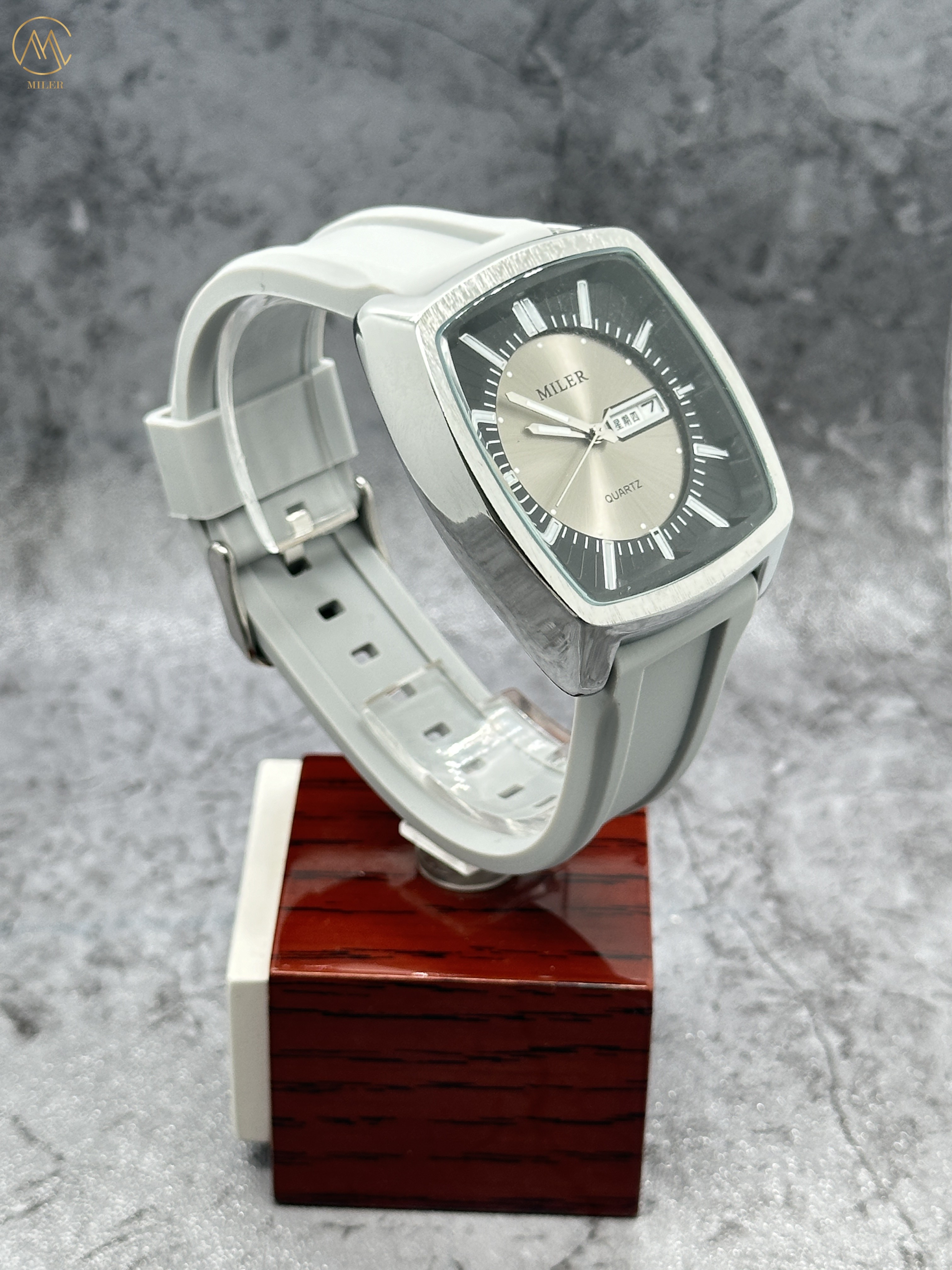 Fashion Stainless Steel Case Double Calendar Watch for Men and Women with Silicone Strap