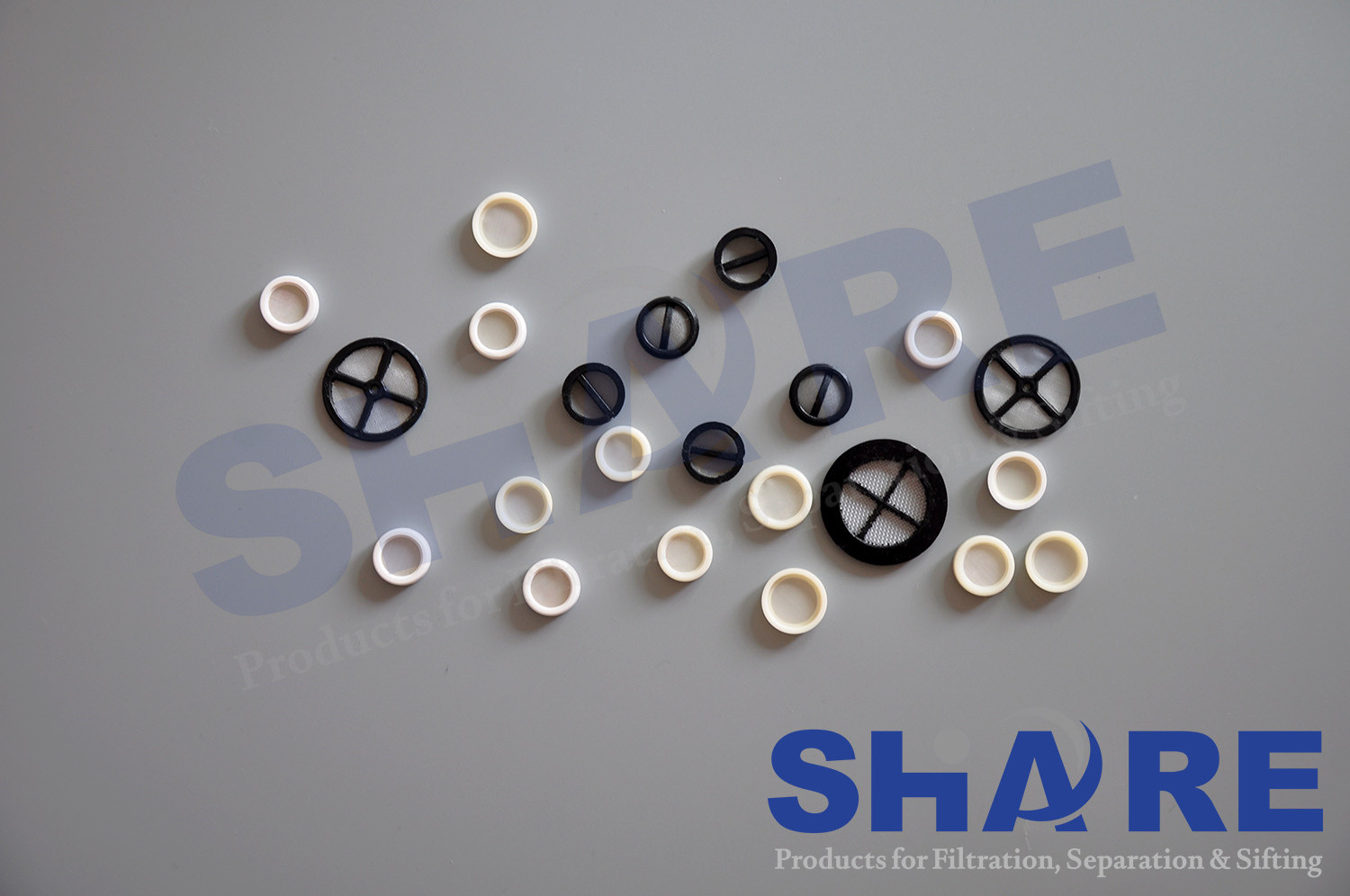 Molded Filtration Devices With Integrated Mesh Inserts