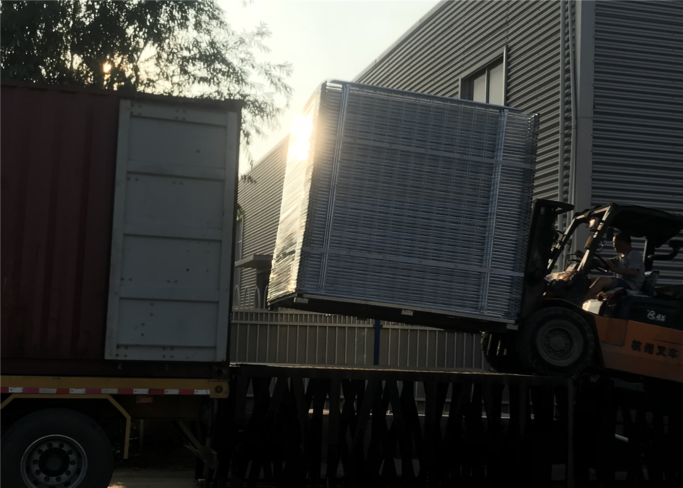 Melbourne 42 microns temporary fencing hot dipped galvanized OD 40mm x 1.5mm wall thick mesh 60mm x 150mm diameter 2.5mm
