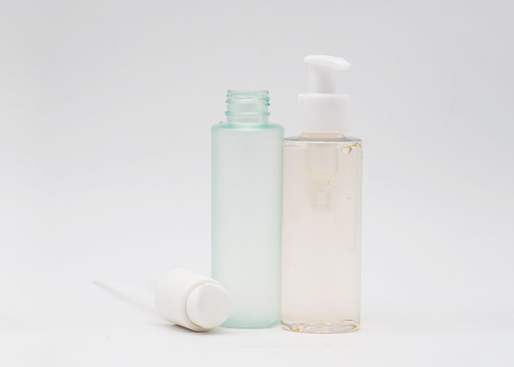 100ml Glass Cosmetic Pump Bottle Flat Shoulder Clear Green Color