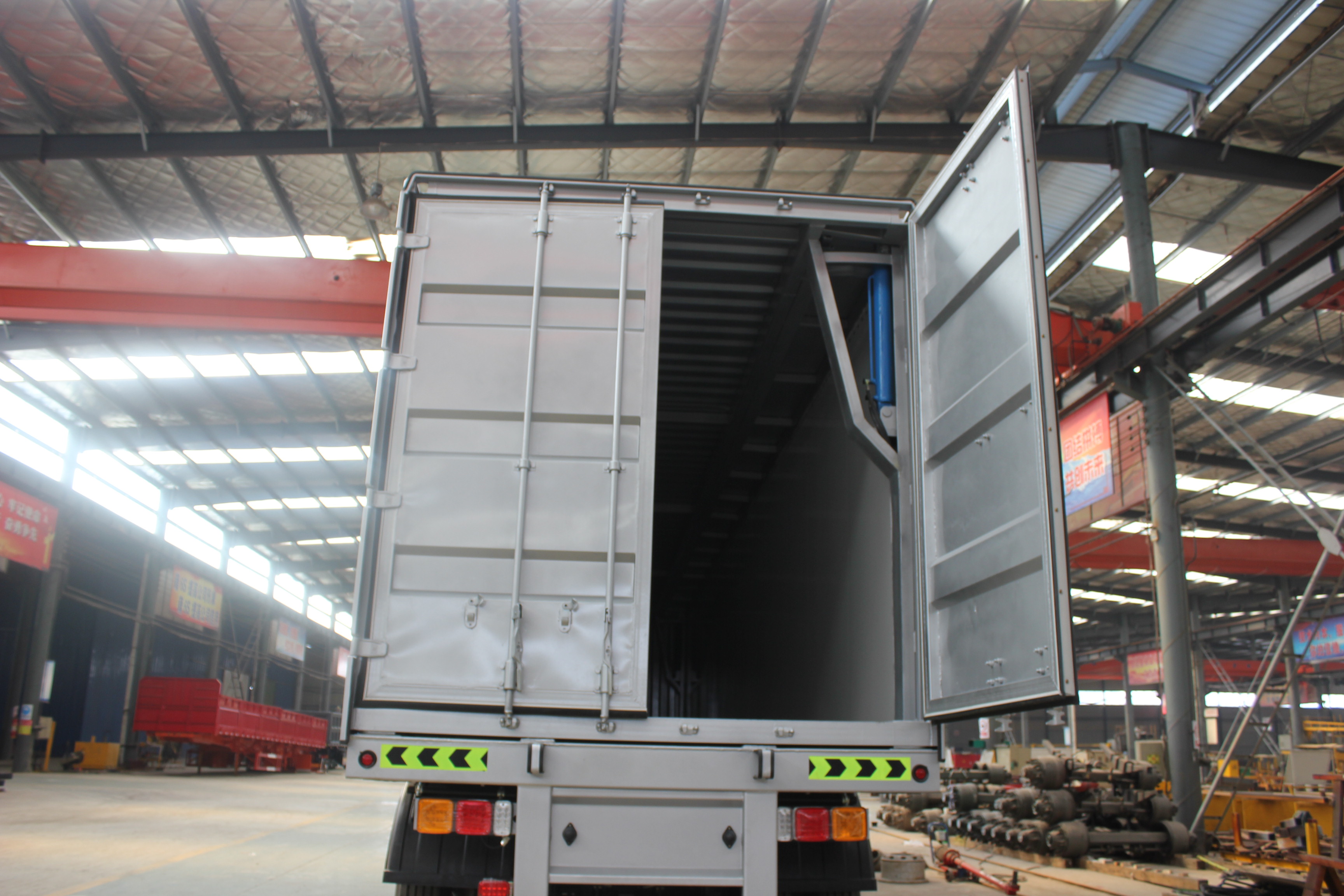 Wing Food Van Trailer Truck Heavy Duty I Beam Main Beam Steel Cargo Semi Trailer