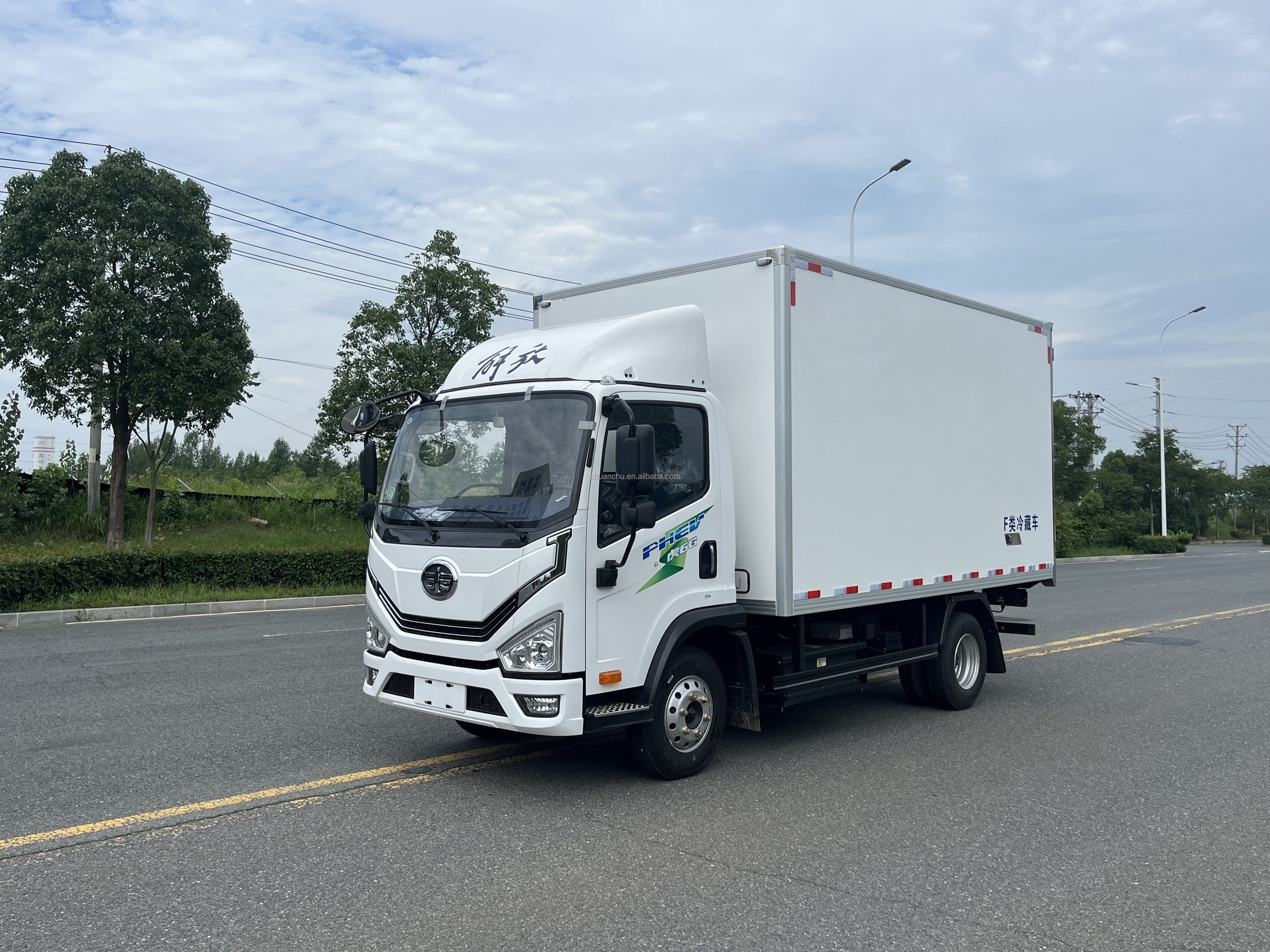 4x2 10T Medium Refrigerator Truck Faw to Russia Transport Vegetable Freezer Small Refrigerator Van Truck Engine Capacity 4L