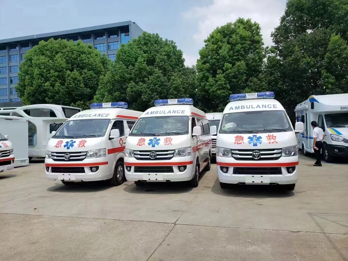Ambulance to Yota L and Crui Ser Monitor Ambulance 4X4