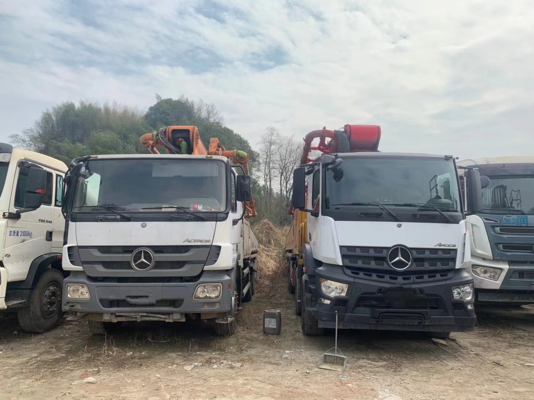 2013 49m 56m 62m Efficient Remote Control Concrete Pump 50M Vertical Reach Compatible with Most Trucks