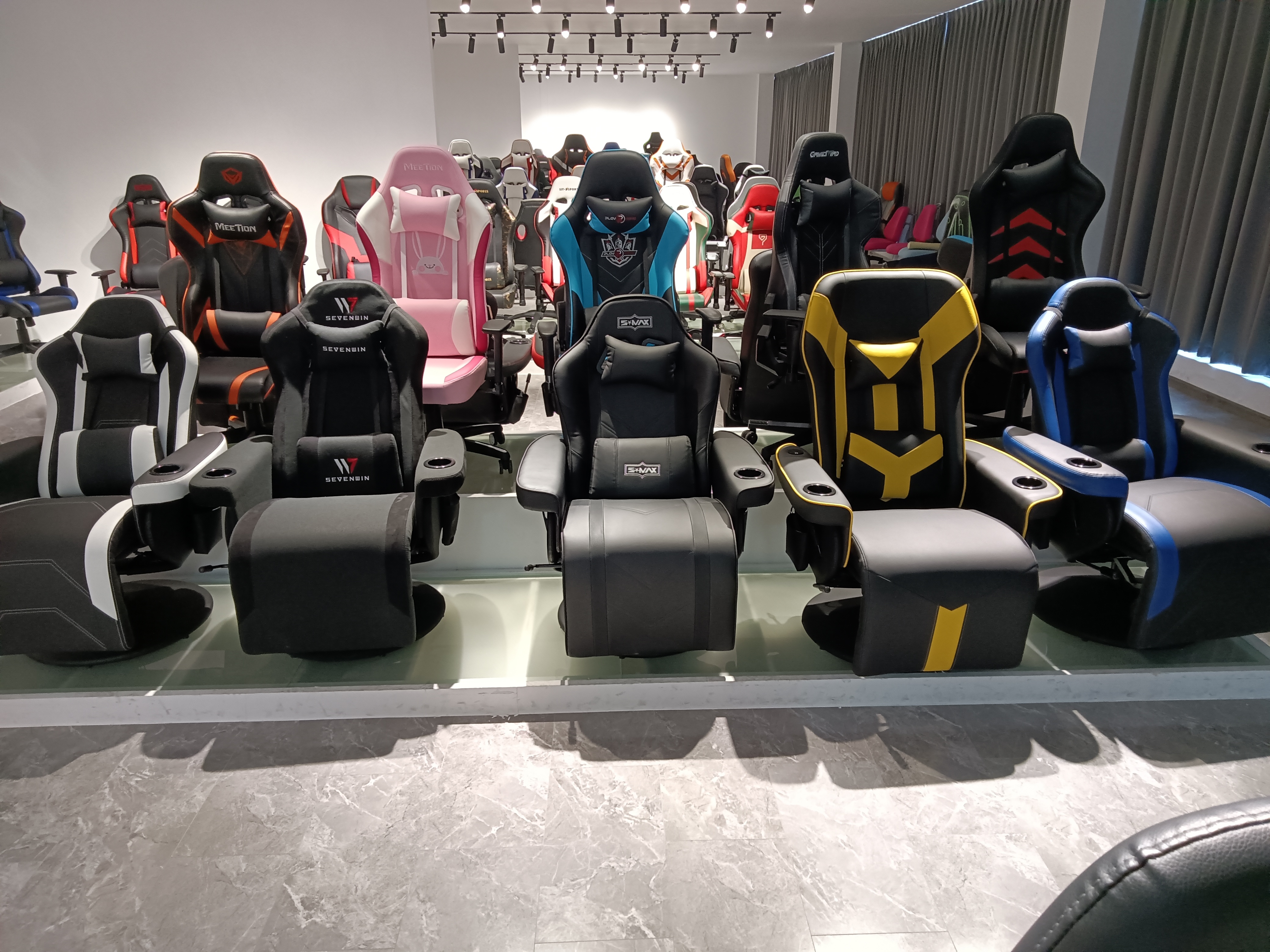 Synthetic Leather Gaming Chair with 2D Adjustable Armrest in Traditional Design Style