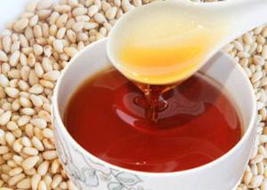China Hot Pressed Crude Sesame Oil , 1.8L Sesame Edible Oil Shinny Golden Color wholesale