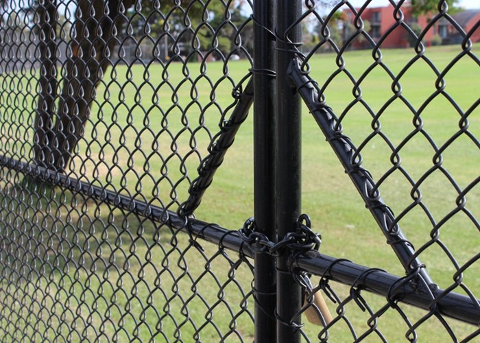 Black PVC Coated Chain Link Mesh Fence 1mm-7mm Wire Diameter Waterproof