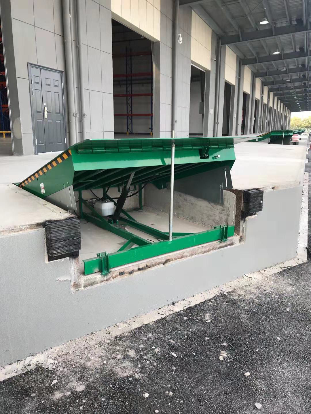 Loading Dock Equipment Hydraulic Dock Levelers 5m Extreme Length CE Approval