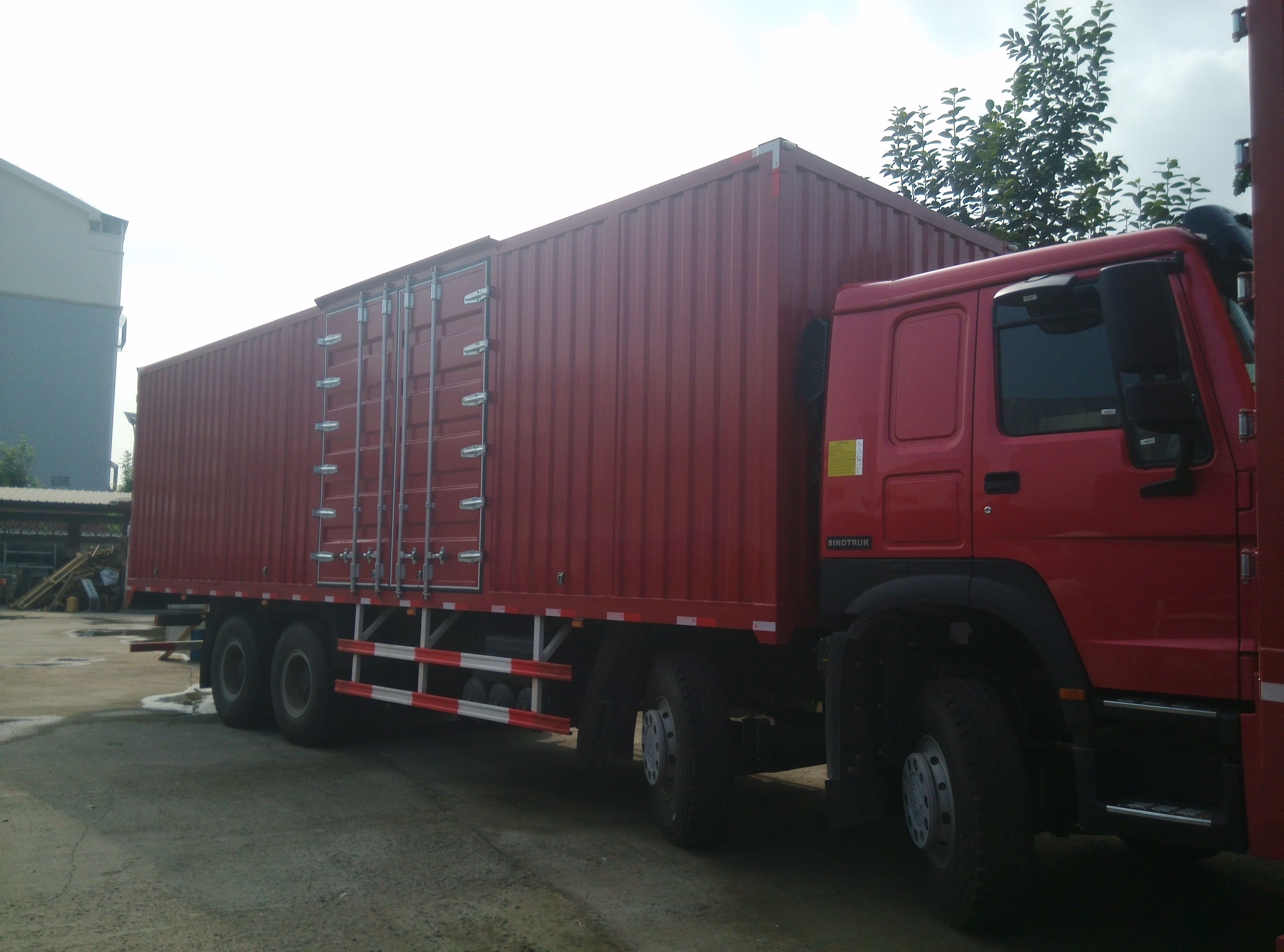 Small Cargo Truck 336HP 371HP 8x4 12 Tires Stake Side Wall Box Cargo Truck