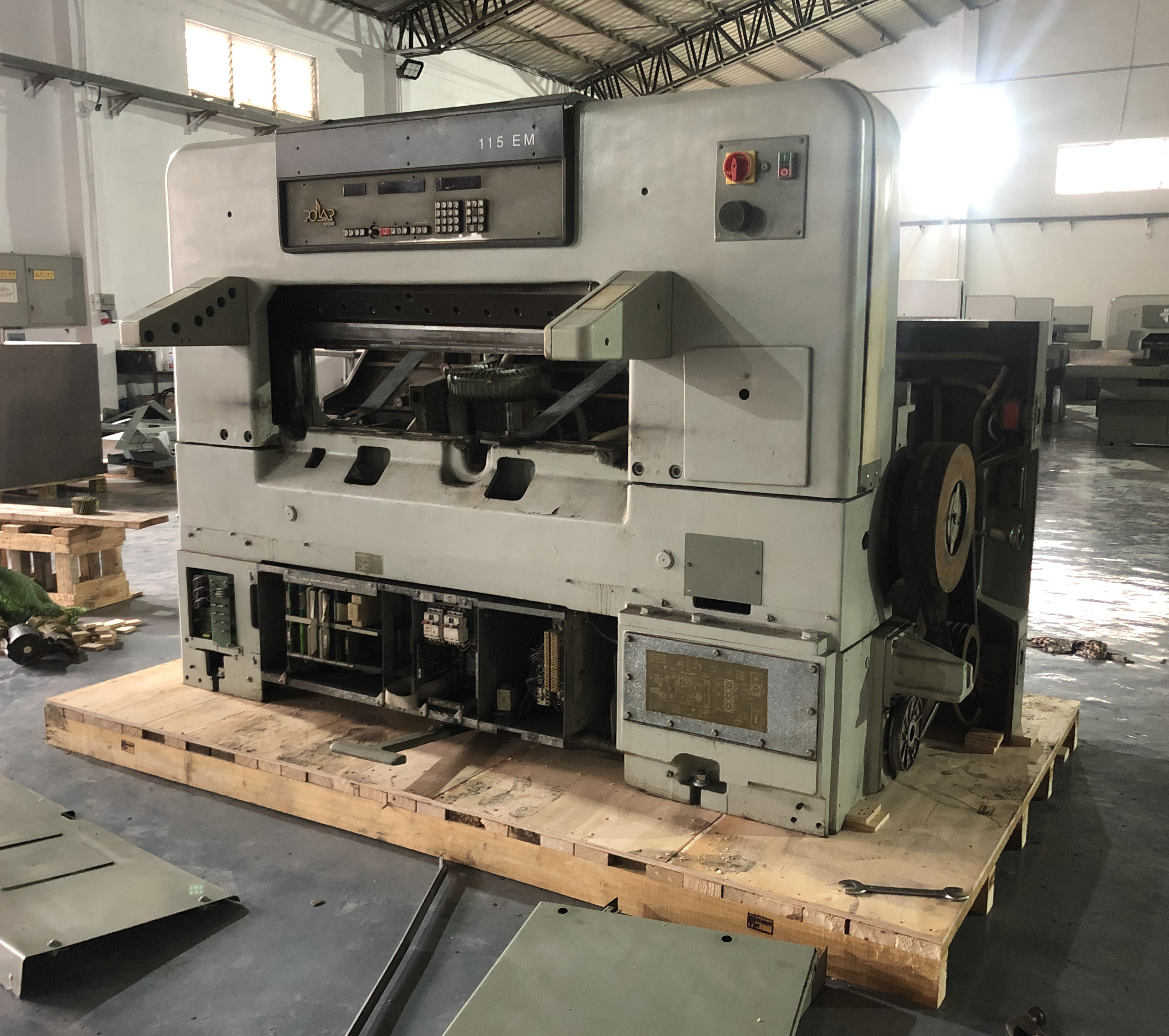 Used Guillotine Automatic Paper Cutter Machine for Printing and Packaging Applications