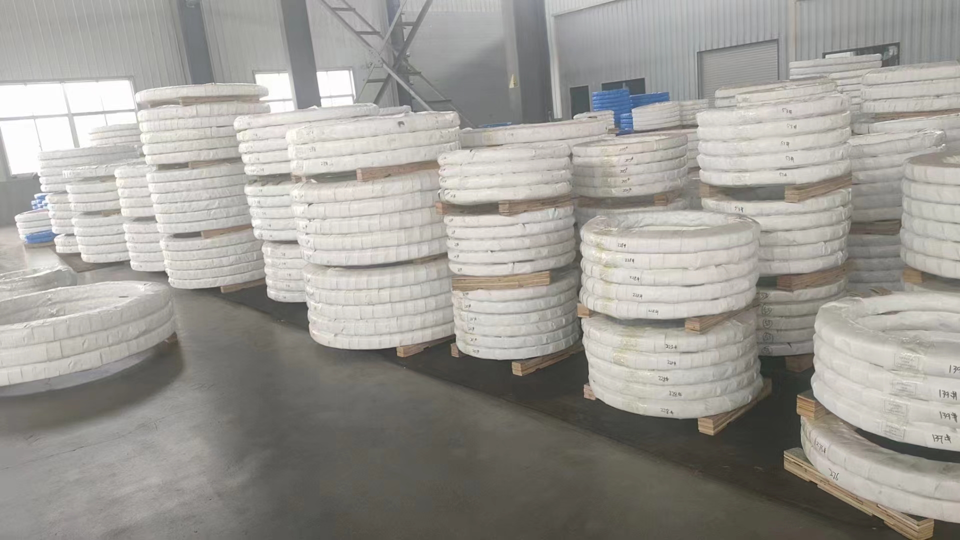 100% Excavator Slewing Bearing PC200-5 Slewing Ring for Part No.VLI200414N