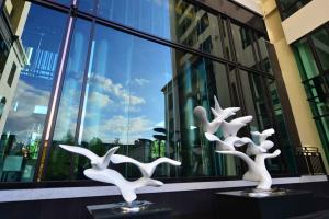 China Color Painted Metal Animal Statues White Baking Varnish For Hotel Ornaments wholesale