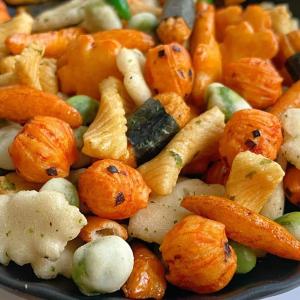 China OEM Snacks Mixed Rice Crackers Seaweed Roll Salted Peas Snack wholesale