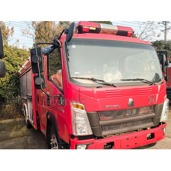 NEW SINOTRUCK Howo 4x2 Light Duty Fire Fight Truck With Water Pump Truck High Quality