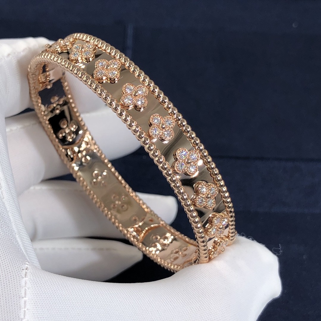 Customization Gorgeous 18k Gold Van Cleef & Arpels PerléE Clovers Bracelet Small Model