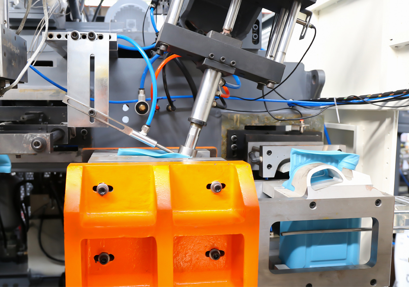EBM Extrusion Blow Molding Machine For 5L HDPE Drum 700kg/H