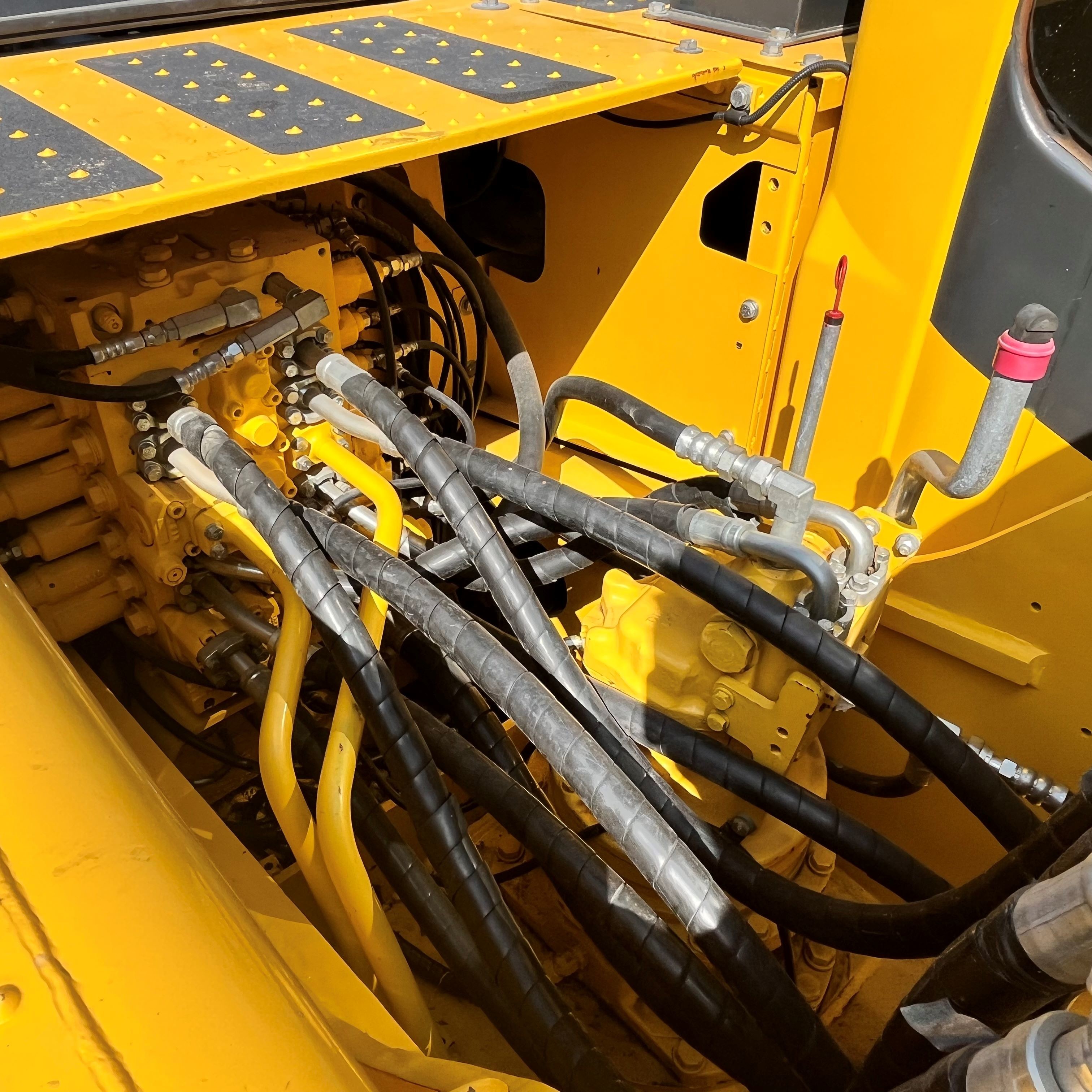 Selling Original Japan 20 Tons 22 Tons of Medium Komatsu PC200-8 PC220-8 Construction Machinery Equipment Crawler Excavator