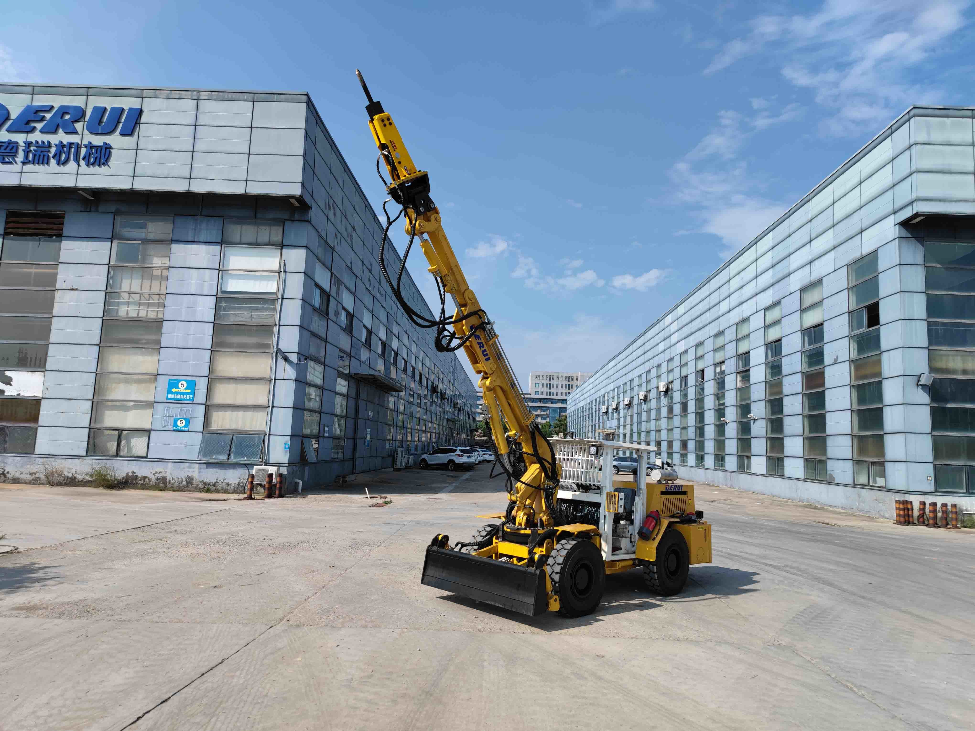 Underground Utility Vehicle Scaling Jumbo Mining crushing Rock drill Chiseling vehicle