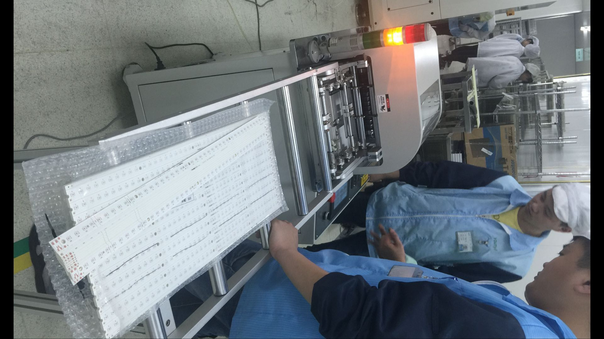 Automatic V-Cut Aluminum Plate PCB LED Cutting Machine 2600 * 580mm * 980mm